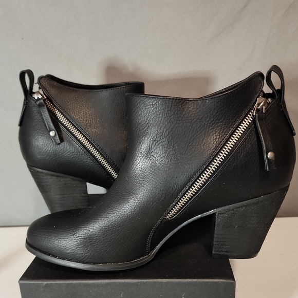 Torrid Black NWOT Ankle Booties with Both Side Zippers In 11WW - Picture 7 of 9